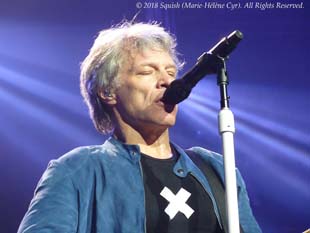 Jon a volé le X de Phil X et l'a mis sur son chandail durant le spectacle de Bon Jovi à Montréal, Québec, Canada (18 mai 2018)